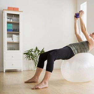 <b>每天10分钟瑜伽球运动 轻松拥有细腰大长腿</b>