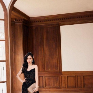 <b>Angelababy巴黎看秀造型图 黑色V领抹胸裙波浪长发优雅时尚</b>