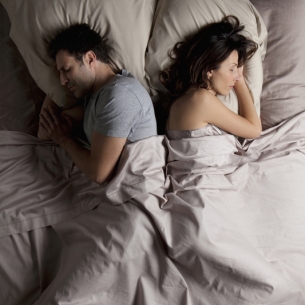 睡眠情况影响婚姻质量！“背对背”是