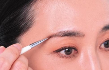 如何看起来更年轻？用化妆将烦恼的肌肤问题全部隐藏！妆容