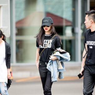 baby全黑装束出街酷帅有型 美腿细长直