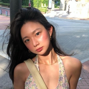 鲜花盛放的春夏交接之际，穿搭也要“花里胡哨”