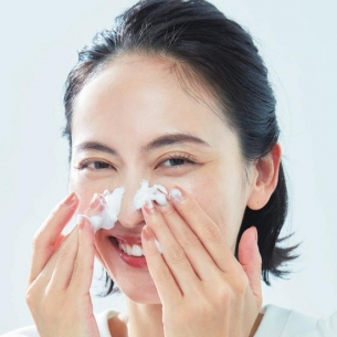 <b>纠正洗脸方式，如何正确去除“氧化皮脂”？</b>