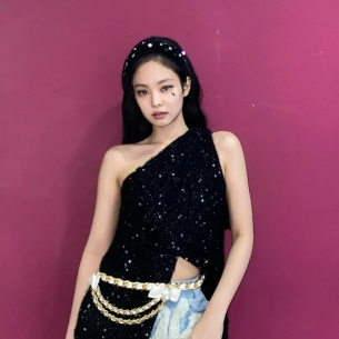 腰链成为新潮流？Jennie、Kylie纷纷挑战“腰上功夫”！