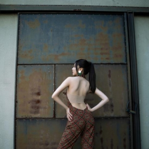 宋妍霏露背连体裤尽显纤