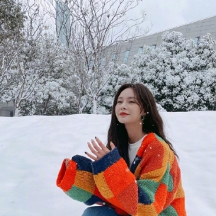 沈梦辰晒初雪美照 针织衫映衬白雪美成画报