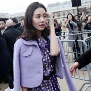 刘诗诗梦幻紫色套装出席活动 微风拂发气质惊人