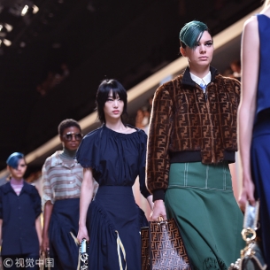 冬日何必黑白灰？这样撞色真的很高级