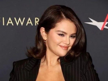 比MV更有戏剧性的是Selena Gomez的复古发型！