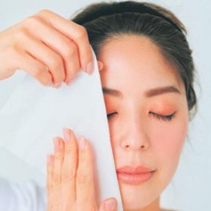 <b>脸上经常出油脱妆怎么办？打造防汗防油的坚固妆容！</b>