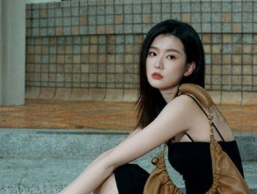 乔欣穿黑色吊带裙皮肤白皙 怼脸镜头清冷复古感拉满