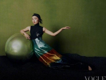 张子枫登《VOGUE》杂志银十封面 身着红色高定礼服复古梦幻