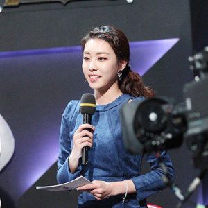 韩国20岁电竞主持走红 爱穿超短裙不惧走光